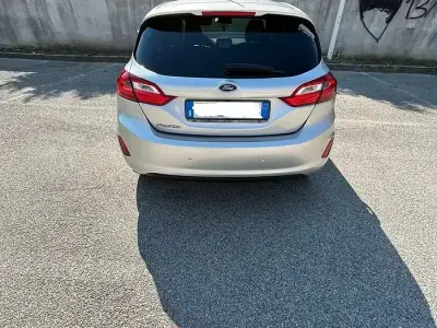 Usata Ford Fiesta 85 CV (62 kW) 2018 Grigio Utilitaria
