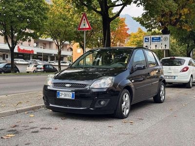 Begagnad Ford Fiesta Ghia 68 HK (50 kW) 2007 Svart Halvkombi