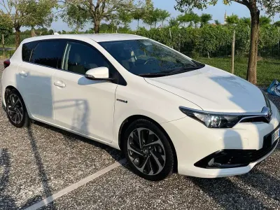 Usata Toyota Auris Hybrid Lounge 99 CV (72 kW) 2015 Bianco Berlina