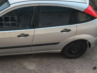 Usata Ford Focus 100 CV (73 kW) 2004 Grigio Berlina