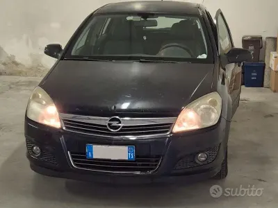 Käytetty Opel Astra 2007 Musta Sedan