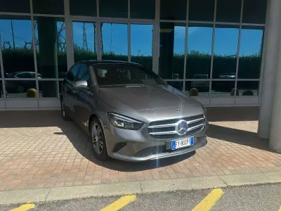 Usata Mercedes B180 116 CV (85 kW) 2019 Grigio montagna metallizzato Utilitaria