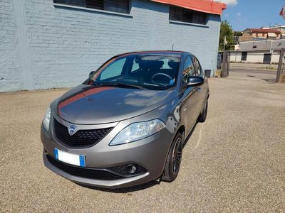 Usata Lancia Ypsilon Gold 69 CV (50 kW) 2020 Grigio Utilitaria