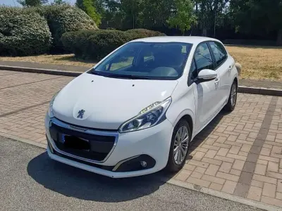 Usata Peugeot 208 Active 75 CV (55 kW) 2015 Bianco Utilitaria
