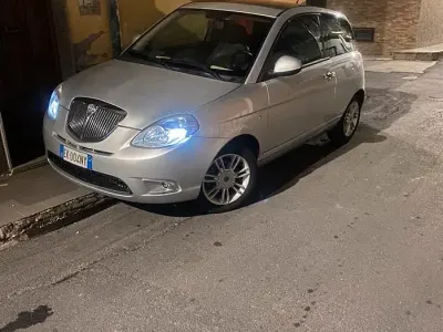Usata Lancia Ypsilon 75 CV (55 kW) 2011 Grigio Utilitaria