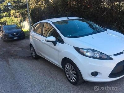 Usata Ford Fiesta 73 CV (53 kW) 2011 Bianco Berlina