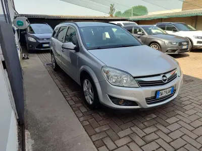Usata Opel Astra Cosmo 116 CV (85 kW) 2009 Argento Station wagon