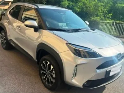 Usata Toyota Yaris Cross Comfort 92 CV (67 kW) 2025 Grigio chiaro SUV