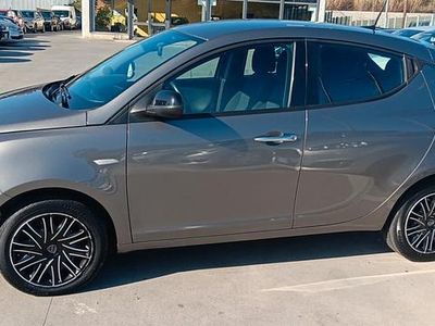 Usata Lancia Ypsilon Gold 69 CV (50 kW) 2022 Grigio Utilitaria