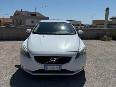 Usata Volvo V40 Kinetic 120 CV (88 kW) 2016 Bianco Berlina
