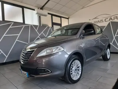 Usata Lancia Ypsilon Silver 80 CV (58 kW) 2015 Argento Utilitaria