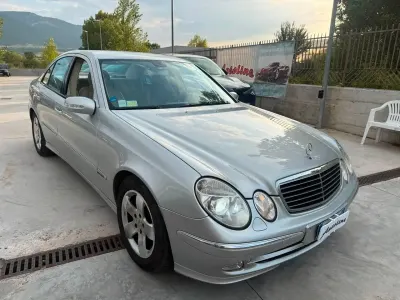 Usata Mercedes E220 Avantgarde 150 CV (110 kW) 2003 Argento Berlina