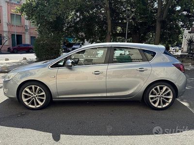 Usata Opel Astra 140 CV (102 kW) 2010 Grigio Berlina