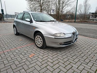 Usata Alfa Romeo 147 105 CV (77 kW) 2004 Grigio Utilitaria