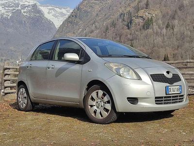 Usata Toyota Yaris Sol 87 CV (63 kW) 2006 Argento Berlina