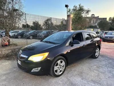 Usata Opel Astra 110 CV (80 kW) 2011 Nero Berlina