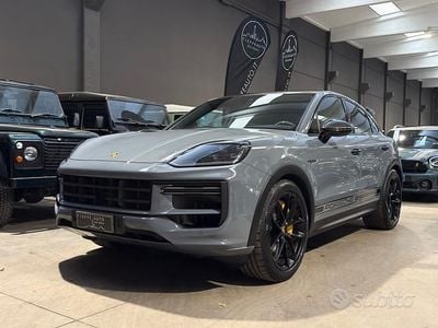 Usata Porsche Cayenne Turbo E-Hybrid 600 CV (441 kW) 2024 Grigio metallizzato SUV