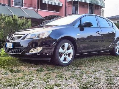 Usata Opel Astra 100 CV (73 kW) 2010 Nero Berlina