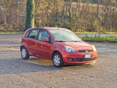 Usata Ford Fiesta Ghia 74 CV (54 kW) 2007 Arancione Berlina
