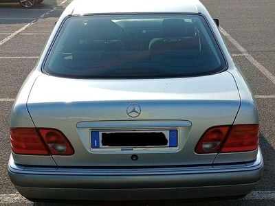 Usata Mercedes E200 Elegance 136 CV (100 kW) 1998 Argento Berlina