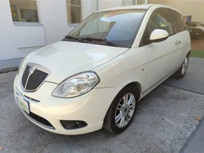 Usata Lancia Ypsilon 75 CV (55 kW) 2011 Bianco Utilitaria