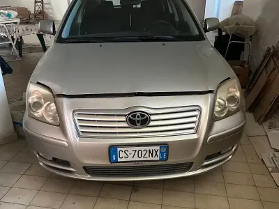 Usata Toyota Avensis 147 CV (108 kW) 2004 Grigio Station wagon