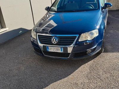 Usata VW Passat 105 CV (77 kW) 2008 Blu Station wagon
