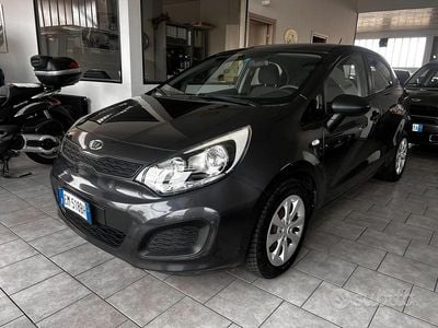 Usata Kia Rio EX 90 CV (66 kW) 2012 Grigio Berlina