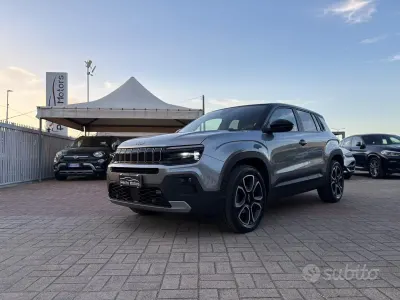 Käytetty Jeep Avenger Summit 101 HP (74 kW) 2023 Harmaa Katumaasturi