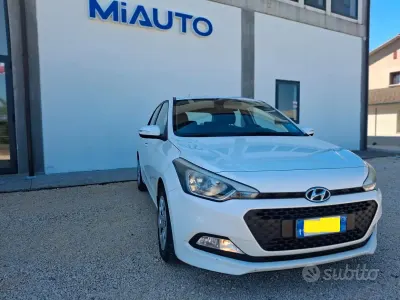 Usata Hyundai i20 73 CV (53 kW) 2016 Bianco Berlina