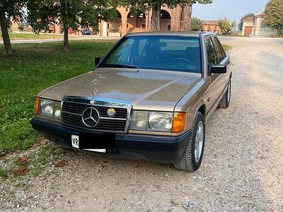 Usata Mercedes 190 122 CV (89 kW) 1985 Marrone Berlina