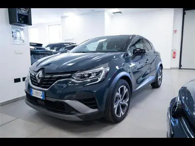 Usata Renault Captur RS Line 145 CV (106 kW) 2022 Grigio chiaro SUV