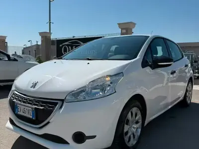 Usata Peugeot 208 Access 68 CV (50 kW) 2014 Bianco Utilitaria