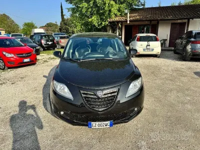 Usado Lancia Ypsilon 84 HP (61 kW) 2015 Preto Citadino