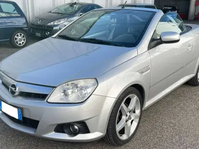 Usata Opel Tigra Sport 90 CV (66 kW) 2007 Argento metallizzato Cabrio