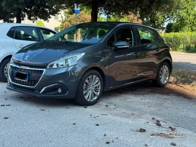 Usata Peugeot 208 Allure 82 CV (60 kW) 2017 Grigio Utilitaria