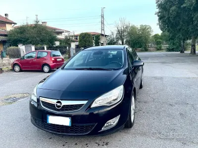 Usata Opel Astra Cosmo 110 CV (80 kW) 2011 Nero Station wagon