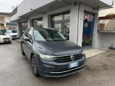 Begagnad VW Tiguan R-line 150 HK (110 kW) 2022 Grå SUV