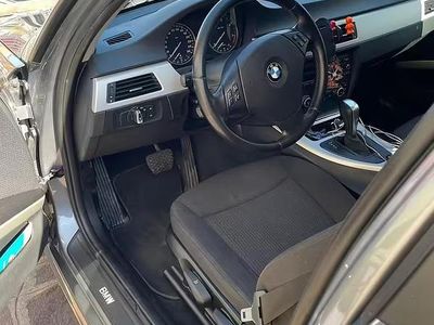 Begagnad BMW 318 143 HK (105 kW) 2010 Grå Kombi