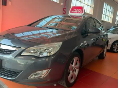 Usata Opel Astra Cosmo 100 CV (73 kW) 2010 Grigio Berlina