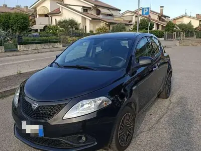 Usata Lancia Ypsilon Gold 69 CV (50 kW) 2018 Nero Utilitaria