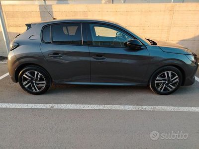 Usata Peugeot 208 Allure 101 CV (74 kW) 2023 Grigio Utilitaria