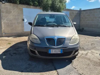 Usado Lancia Musa 90 CV (66 kW) 2007 Gris Monovolumen