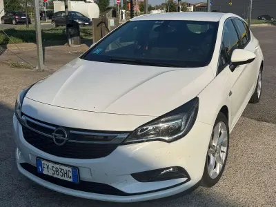 Usata Opel Astra 122 CV (89 kW) 2019 Bianco Coupé