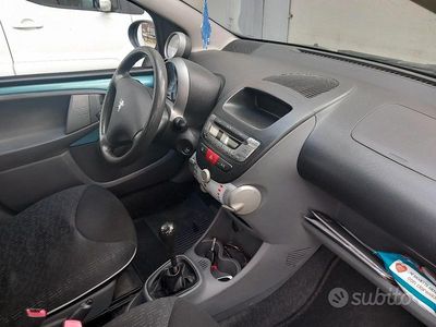 Usata Peugeot 107 68 CV (50 kW) 2010 Blu Utilitaria