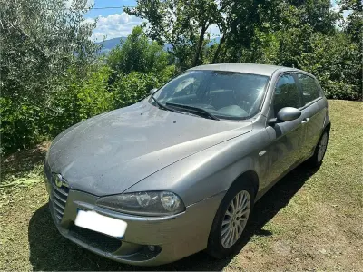 Usata Alfa Romeo 147 116 CV (85 kW) 2005 Grigio Utilitaria
