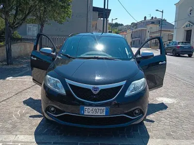 Usata Lancia Ypsilon 60 CV (44 kW) 2016 Nero Utilitaria