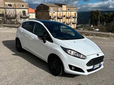 Usata Ford Fiesta 125 CV (91 kW) 2015 Bianco Utilitaria