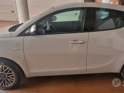 Usata Lancia Ypsilon 80 CV (58 kW) 2016 Grigio Utilitaria