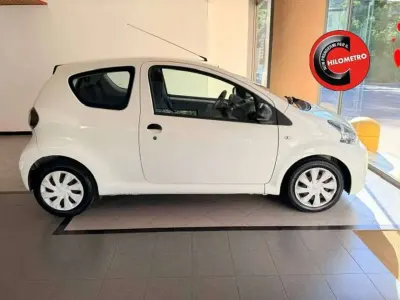 Usata Toyota Aygo Connect Style 68 CV (50 kW) 2012 Bianco Utilitaria